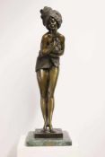 C.H. Montgomery (* 1958), Bronze "Shower Girl" auf getrepptem Marmor-Sockel stehend, signiert,