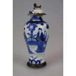 Chinesische Deckel-Vase im Ming Stil, ca. Ende 19. Jh., transparente Glasur mit Kobaltblau und