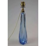 Muranoglas Tischlampe aus dickwandigem Glas, zum Boden hin dunkelblau verlaufend. Höhe: 53 cm.
