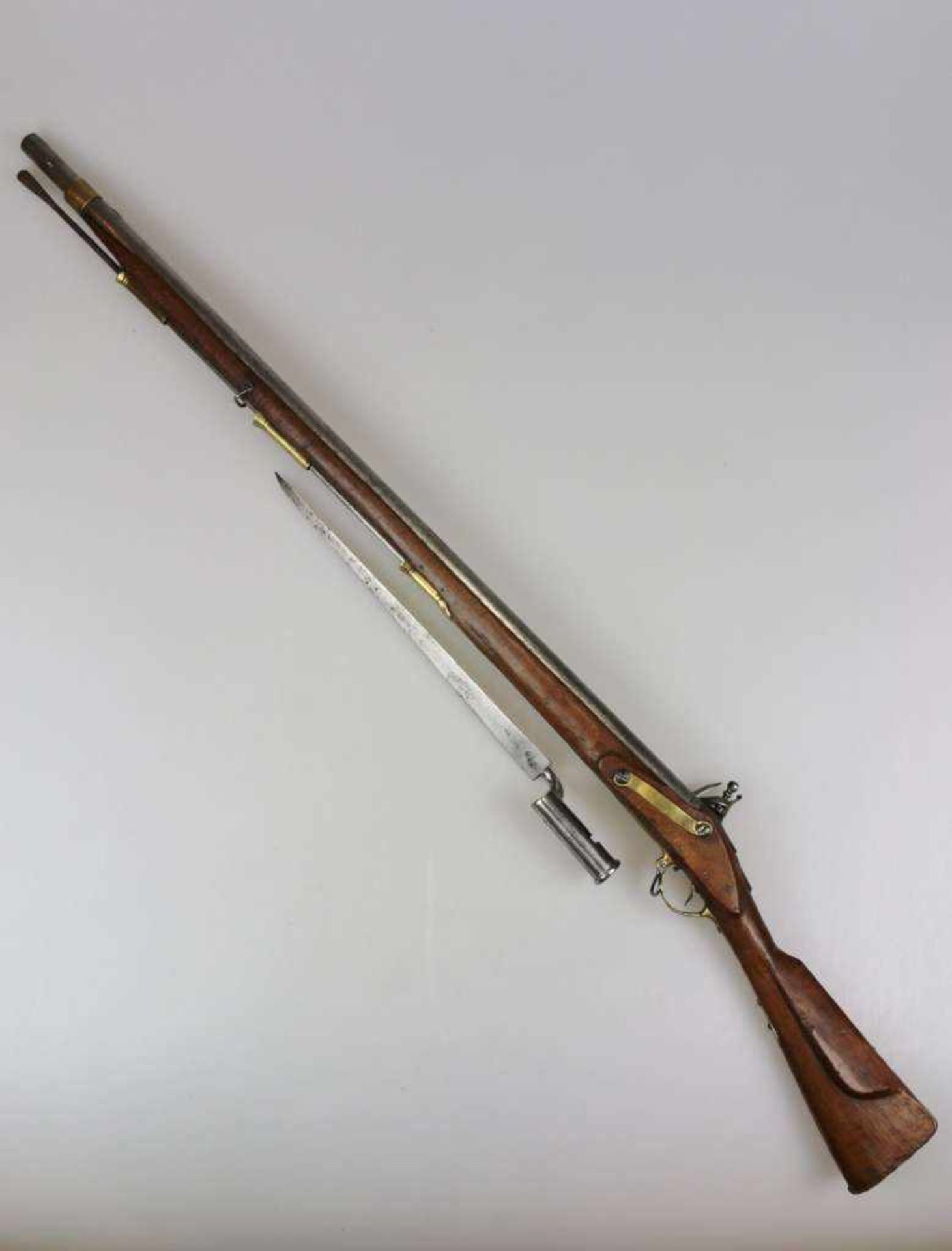 Steinschloßgewehr datiert 1799 mit Bajonett und Ladestock. Evt. osteuropäisch. Schloß sitz lose.