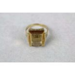 Ring aus 585er Gelbgold mit einem rechteckigen Citrin (12 x 9 mm). Dieser erhöht über der