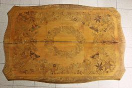 Nussbaum-Tisch, antike rechteckiger Platte in reicher farbiger Marketerie in Form von Blattranken,