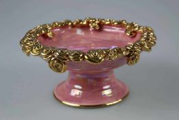 Mary Rose Young Schale rosa mit aufmodellierten goldenen Rosenblüten am Rand, runder Standsockel mit