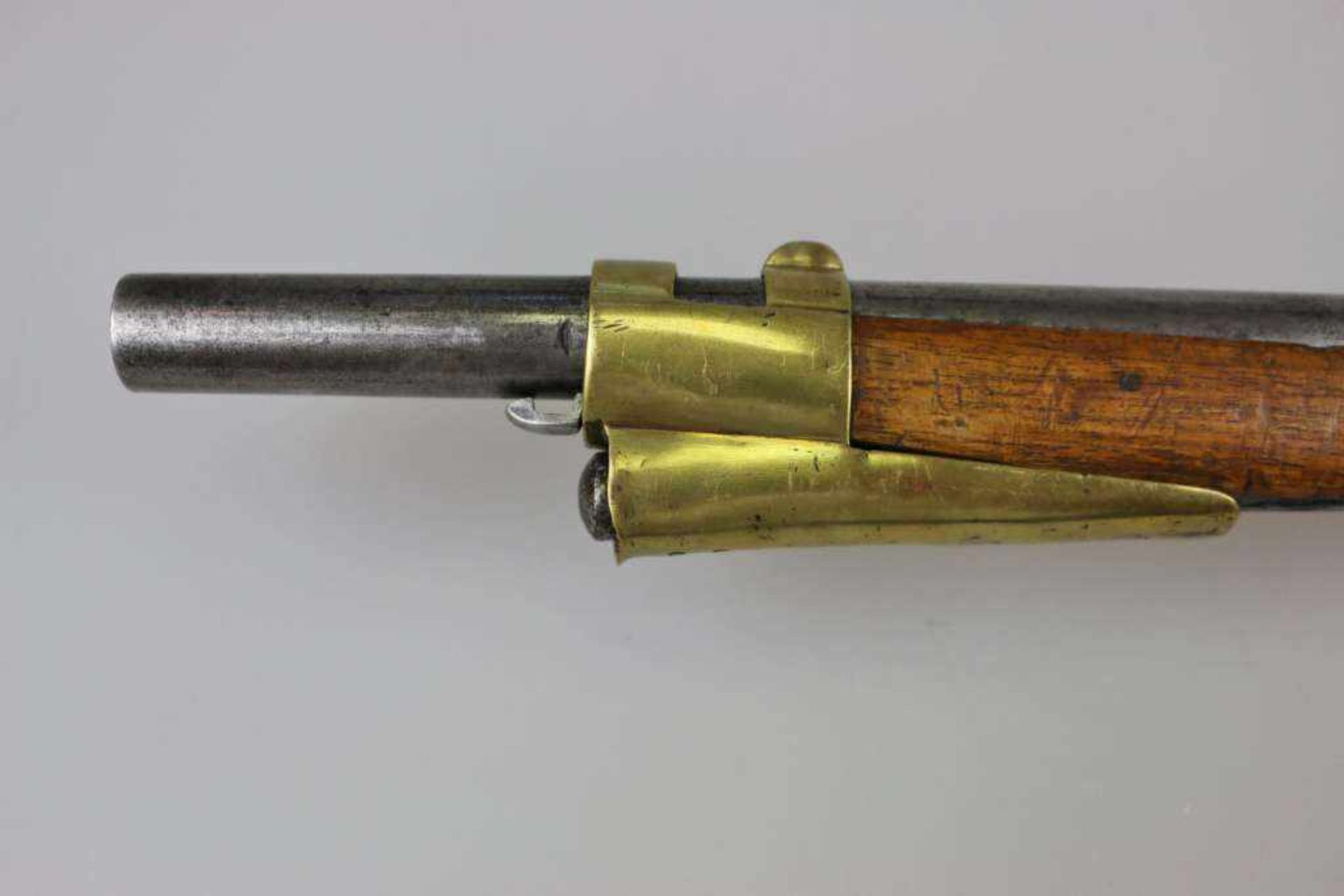 Perkussionsgewehr um 1860 mit Bajonett in Holzscheide. Verschiedene Stempelungen vorhanden. Mit - Bild 3 aus 7