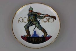 Wandteller "AD 1915 Krieg" mit farbiger Darstellung eines kämpfenden Soldaten nach einem Entwurf von