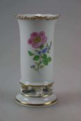 Meissen, Vase in Becherform mit Blumendekor, 4 Füße auf rundem Sockel stehend mit gewelltem