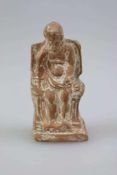 Tonfigur "Zeus" römisch 2./3 Jh. n. Chr, wohl Grabbeigabe. Höhe: ca. 9,1cm, Breite Sockel: ca. 4,4