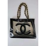 Chanel Vinyl Handbag. An den Längsseiten appliziertes schwarzes Firmenlogo. Zwei gegliederte