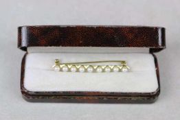 Perlen-Brosche, 333er-Gold-Nadel mit 9 weißen Perlen besetzt, Länge 50 mm, Gesamtgewicht 2,45 g. Mit