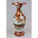 Japan Satsuma-Ballustervase 2. Hälfte 19. Jh., umlaufende polychrome Malerei mit Geishas, feine