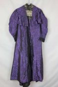 Dreiteiliges Konvolut Kleidungsstücke um 1900, bestehend aus einem lila Kleid mit Seidentaft