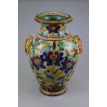 Keramik-Bodenvase (Bodensignatur), bauchige Form, mit detailliertem Blütendekor und Zierrändern