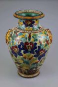 Keramik-Bodenvase (Bodensignatur), bauchige Form, mit detailliertem Blütendekor und Zierrändern