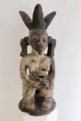 Heiligtum-Figur. Yoruba, Nigeria, ein Kind auf dem Rücken tragend, mit beiden Händen ein kleines