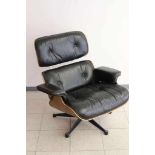 Eames Lounge Chair, schwarzes Leder, Schichtholzschale mit Palisanderfurnier. Designer: Charles