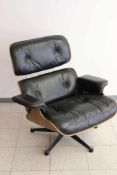 Eames Lounge Chair, schwarzes Leder, Schichtholzschale mit Palisanderfurnier. Designer: Charles