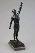Skulptur eines Athleten aus Zinkguss, Standfigur auf rechteckigem Sockel mit erhobenem linken Arm