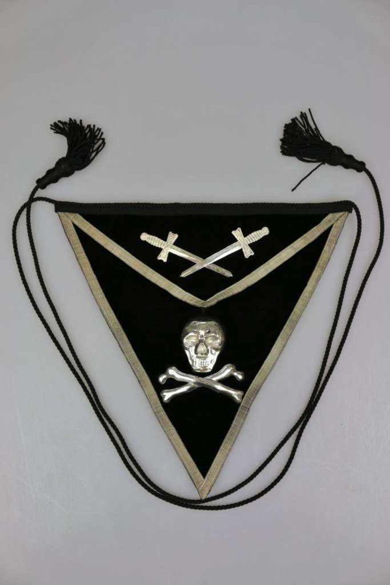 Stoffwimpel einer US-Loge, schwarzes Dreieck mit aufgelegtem Metall-Applikationen (Totenkopf und
