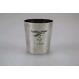 Luftwaffe, silberner Erinnerungsbecher, avers Luftwaffenadler mit Feldpostnummer "L 34222", revers