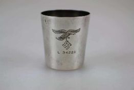 Luftwaffe, silberner Erinnerungsbecher, avers Luftwaffenadler mit Feldpostnummer "L 34222", revers