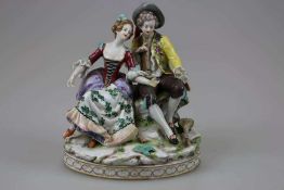 Porzellanfigurenpaar, Flötenspieler und Dame auf Sockel in vollplastischer Ausgestaltung,