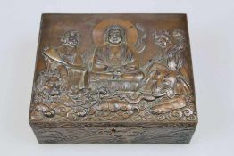 Bronzeschatulle mit religiösen asiatischen Figuren, Ränder mit umlaufendem Reliefdekor, scharnierter
