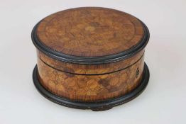 Runde Klappdeckel-Holzdose mit feiner Marketerie, vorherrschend in Wabenform. Innen mit lila