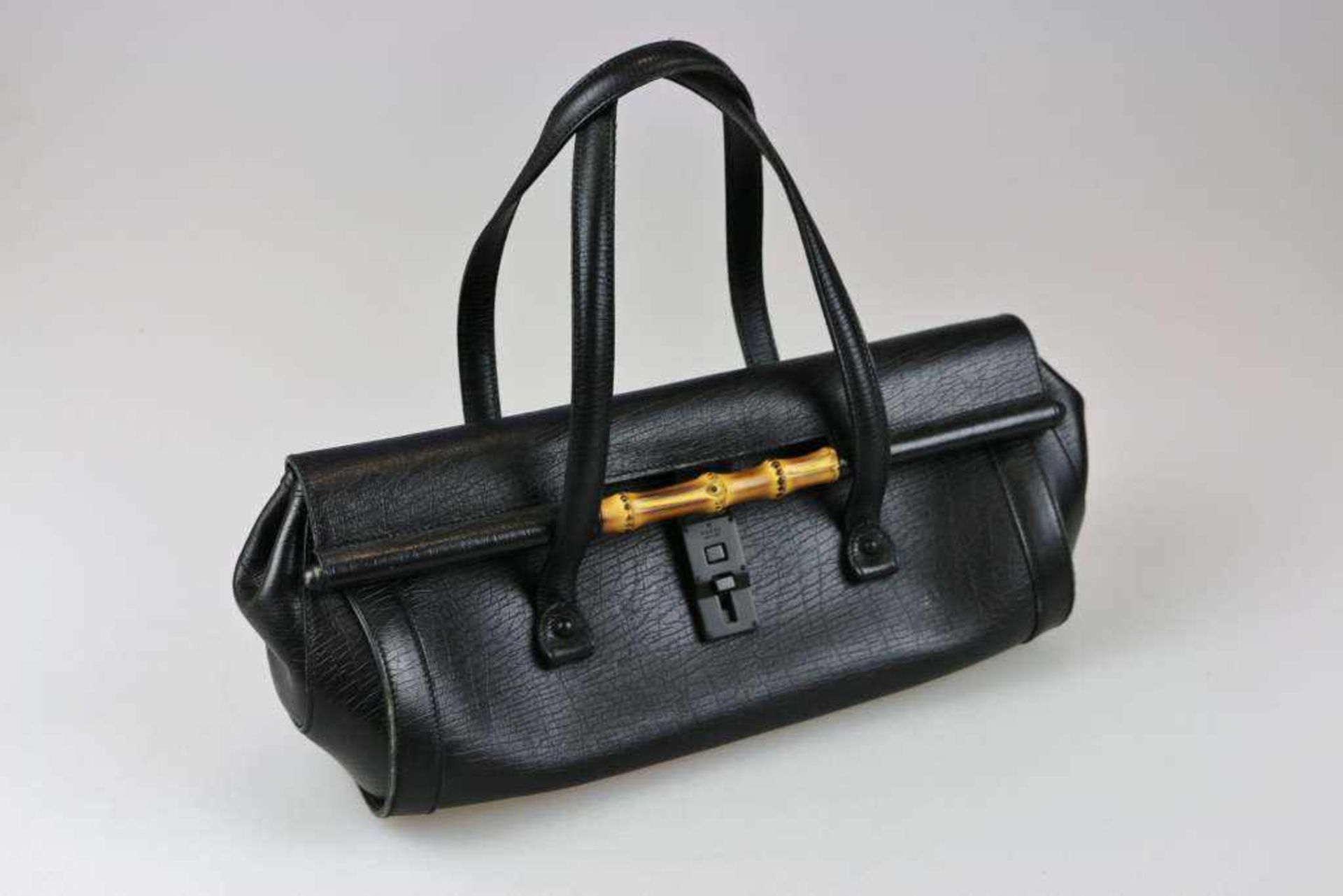 GUCCI Schultertasche aus schwarzem Leder mit Bambusgriff, schwarze Metallschnalle mit Gucci