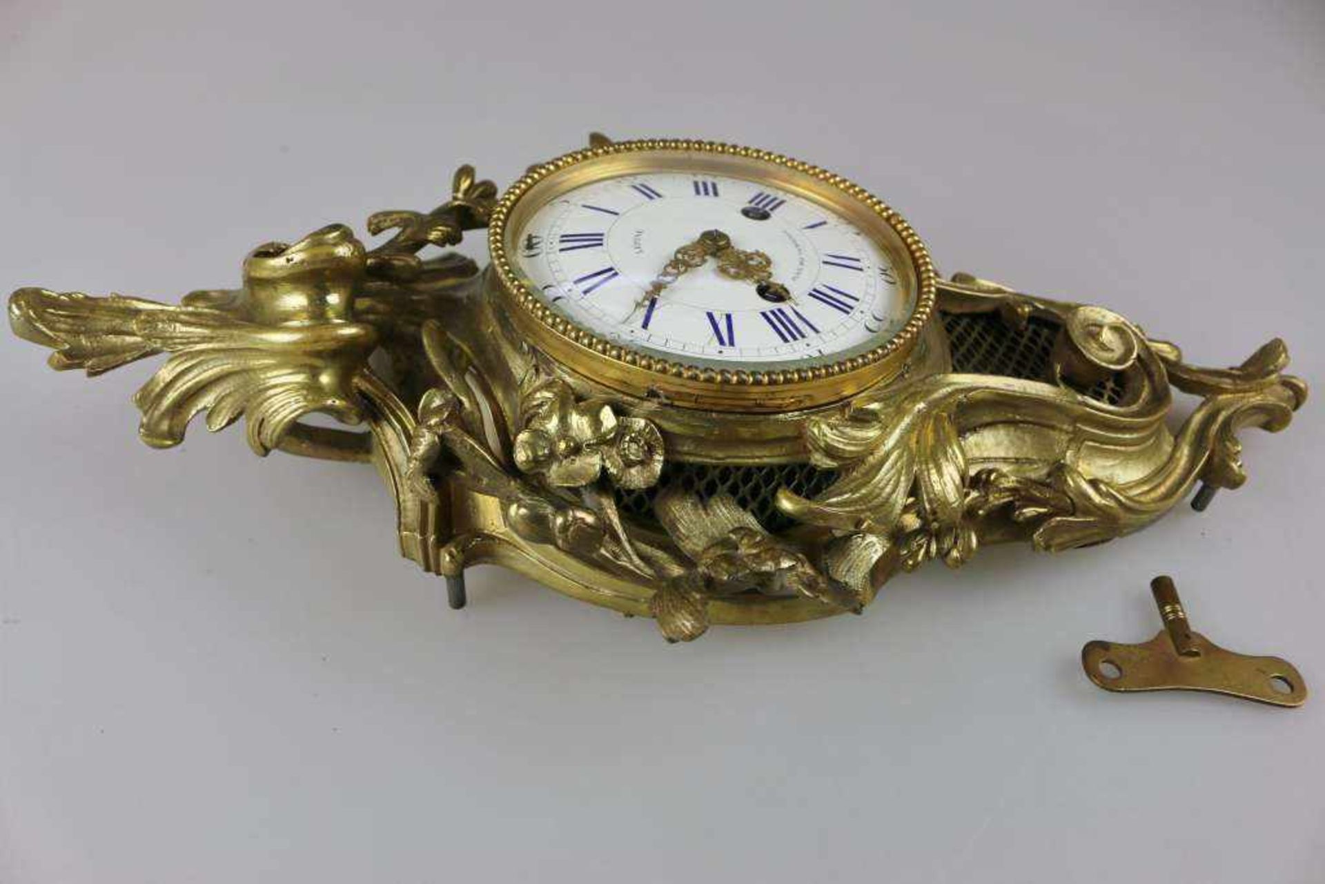 Rokoko-Carteluhr, Bronze, vergoldet. Balusterförmiger, durchbrochen gearbeiteter Korpus aus - Bild 3 aus 5