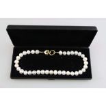 Perlenkette mit 35 Barockperlen von sehr guter Qualität und schönem Lüster. Perlendurchmesser ca. 12