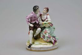 Älteste Volkstedter Porzellanmanufaktur, Figurengruppe verliebtes Paar auf ovalem Sockel erhöht