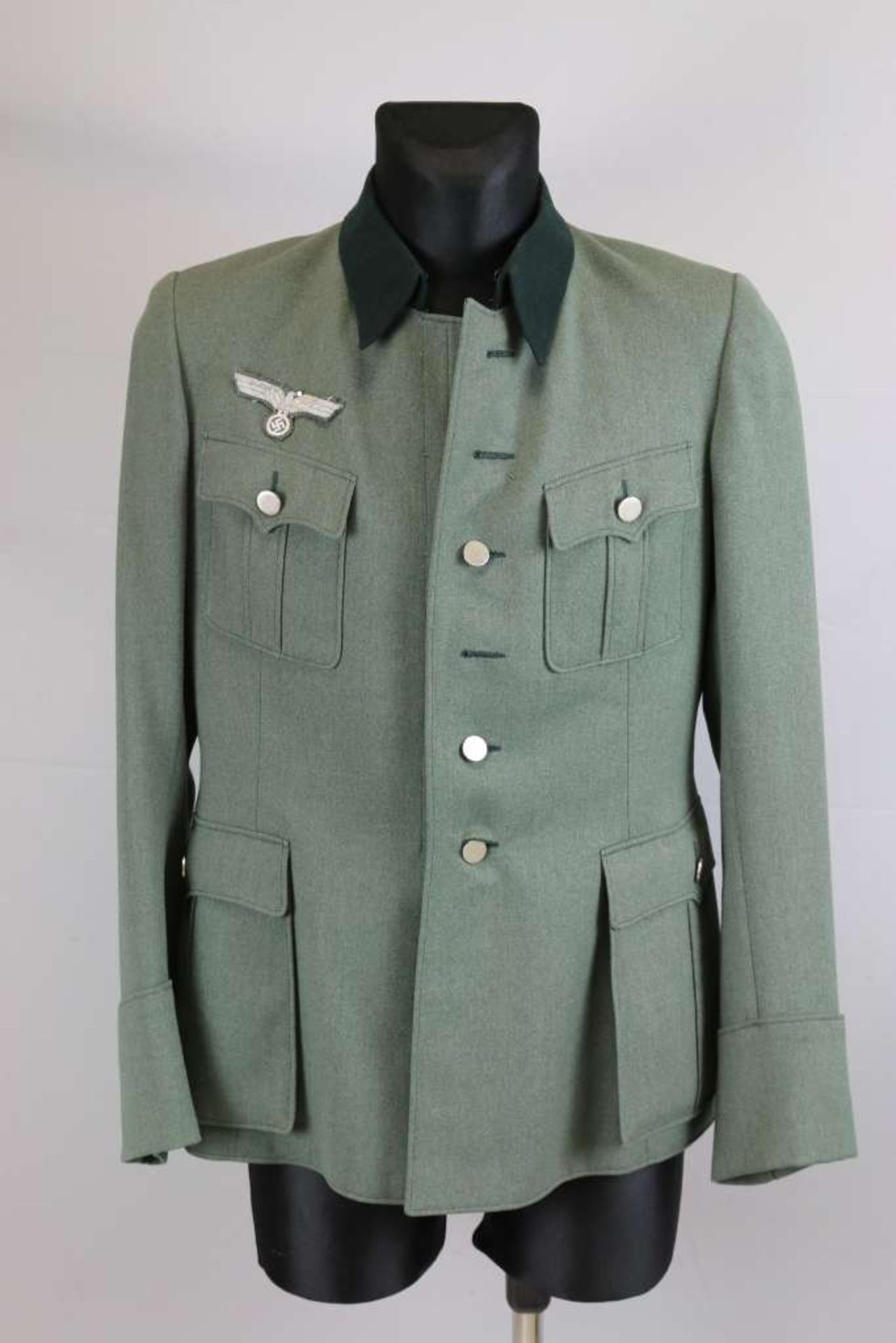 Wehrmacht Feldbluse für einen Offizier, Eigentumsstück um 1944. Feldgraues Tuch, dunkelgrüner