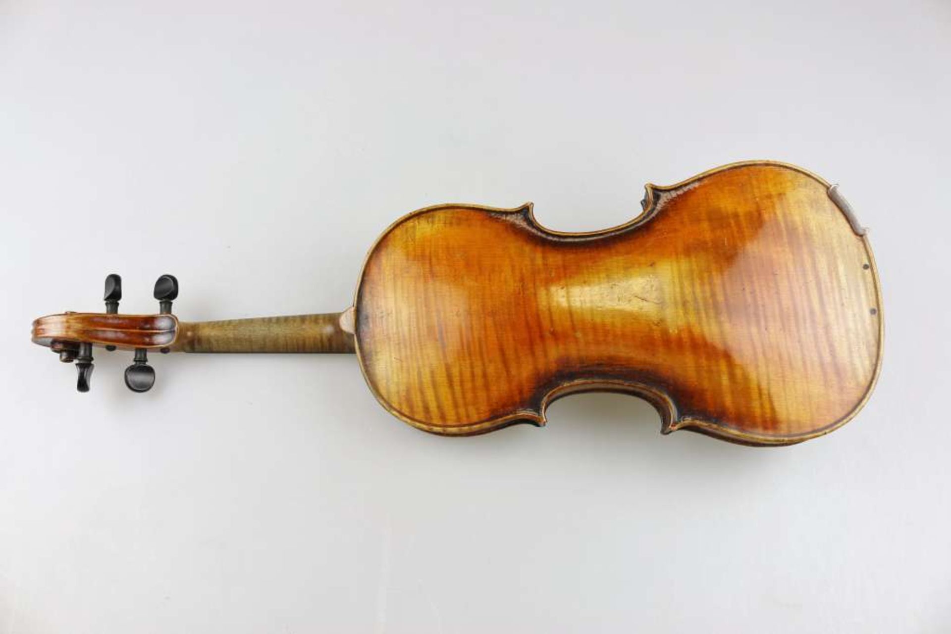 Alte Geige im Kunststoffkoffer (Schlüssel fehlt) mit Bogen, innen Hersteller-Etikett "Joh. Bapt. - Bild 3 aus 3