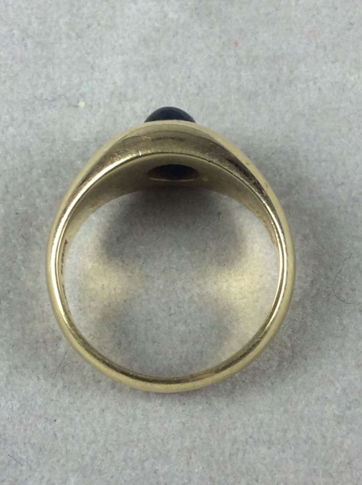 Gelbgold-Cabochon-Ring, 585 gestempelt, mit einem zentrischen Saphir-Cabochon und Innengravur von - Bild 3 aus 3