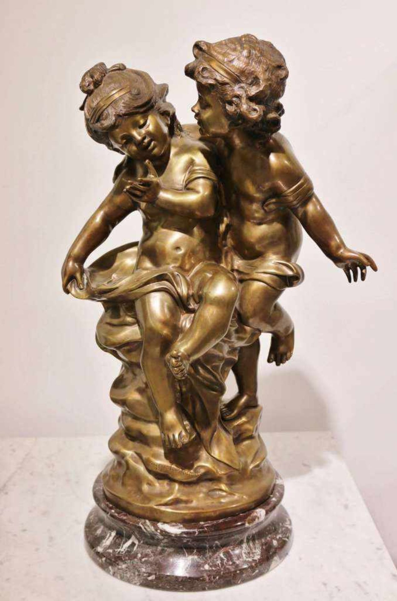 Auguste MOREAU (1834-1917), Kinderpaar als Allegorie. Bronze vergoldet, am Fuß signiert. Auf