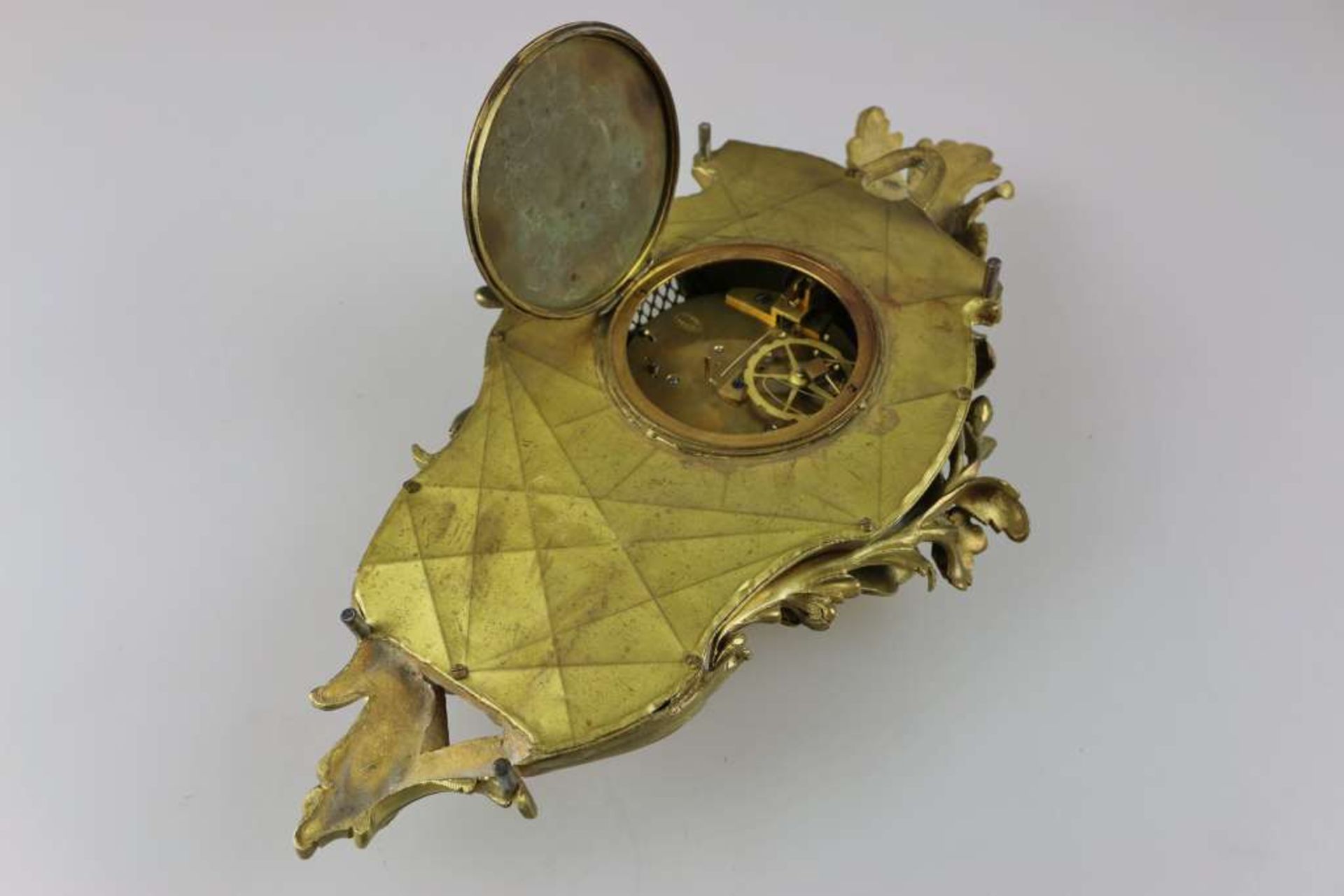 Rokoko-Carteluhr, Bronze, vergoldet. Balusterförmiger, durchbrochen gearbeiteter Korpus aus - Bild 4 aus 5