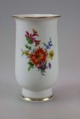 Meissen Vase, schauseitig polychrome Bemalung mit Blumenbouquet, Rückseite Einzelblüten, Stand und