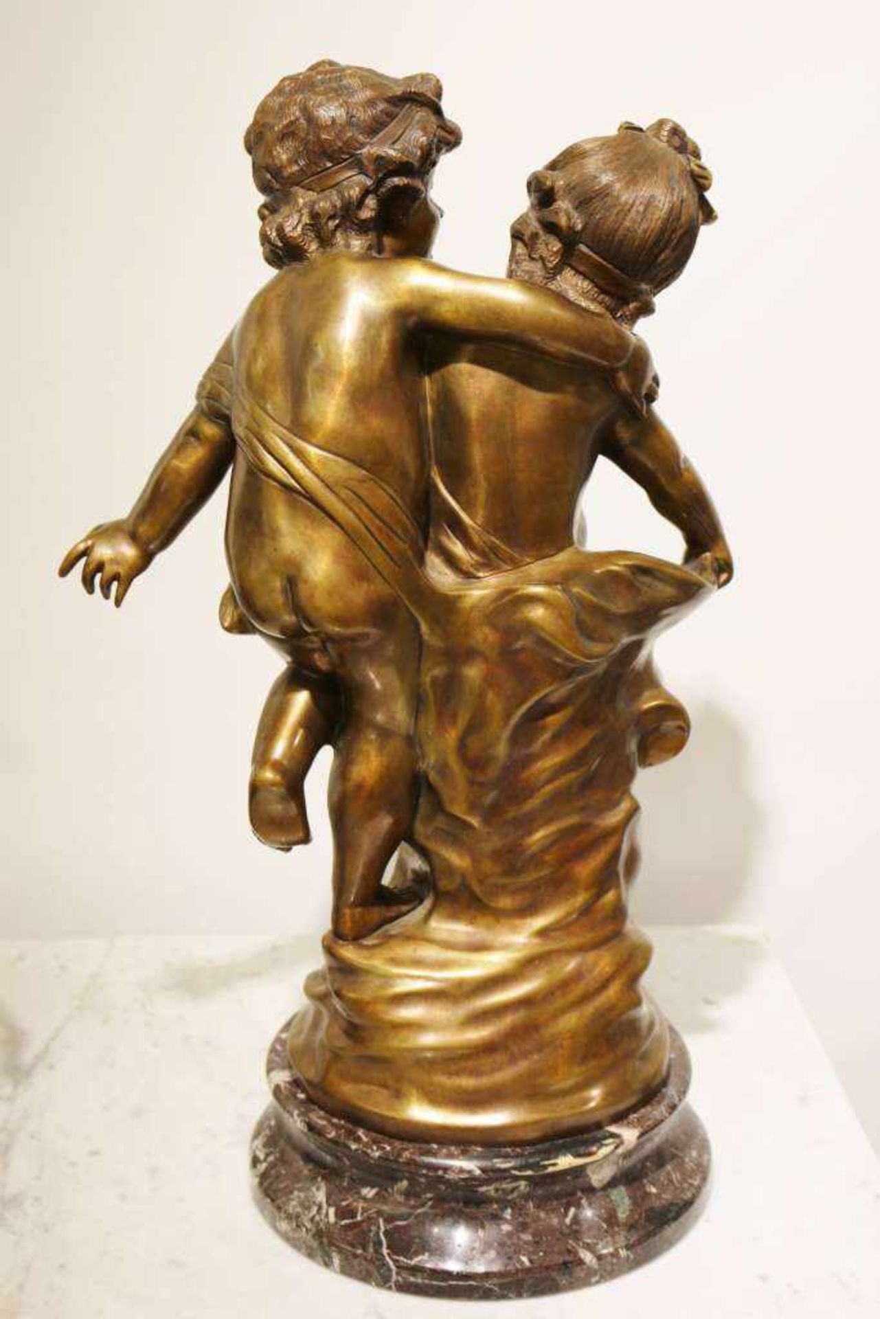 Auguste MOREAU (1834-1917), Kinderpaar als Allegorie. Bronze vergoldet, am Fuß signiert. Auf - Bild 3 aus 3