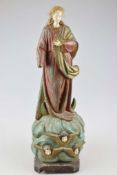 Heiligenfigur Holz mit Elfenbein, wohl Italien 18 Jh., Heilige auf der Erdkugel stehend, diese