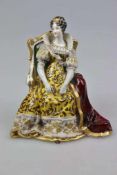 Porzellanfigur Volkstedt, wohl Maria Stuart auf einem Stuhl sitzend. Polychrome Bemalung mit