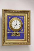 Wiener Wanduhr (Rahmenuhr), wohl Österreich um 1850. Holz, Gold und Blau gefasst, mit