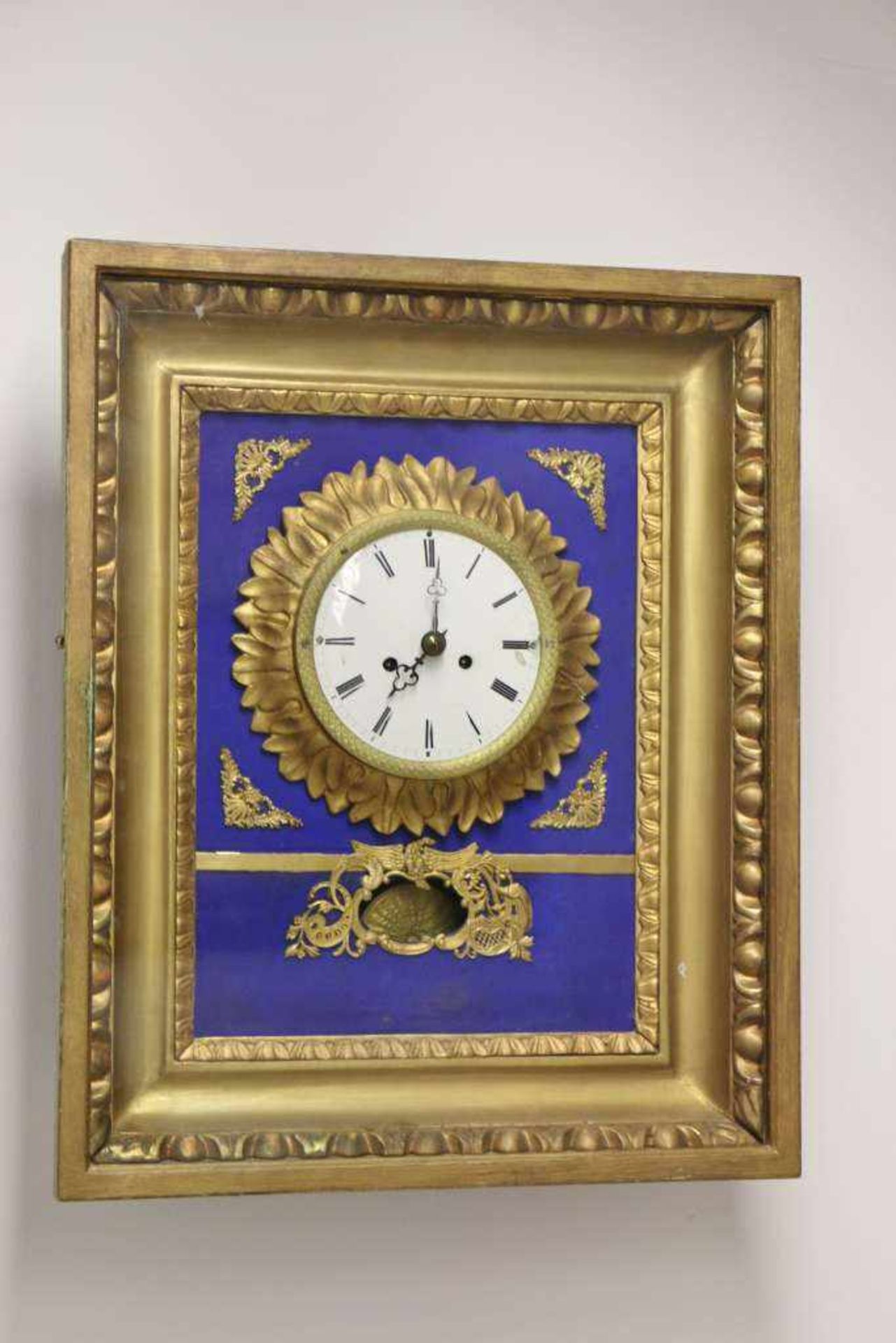 Wiener Wanduhr (Rahmenuhr), wohl Österreich um 1850. Holz, Gold und Blau gefasst, mit