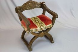 Spanischer Stuhl aus Vollholz. Schnitzereien an den Armlehnen und der Rückenlehne. Bezug der