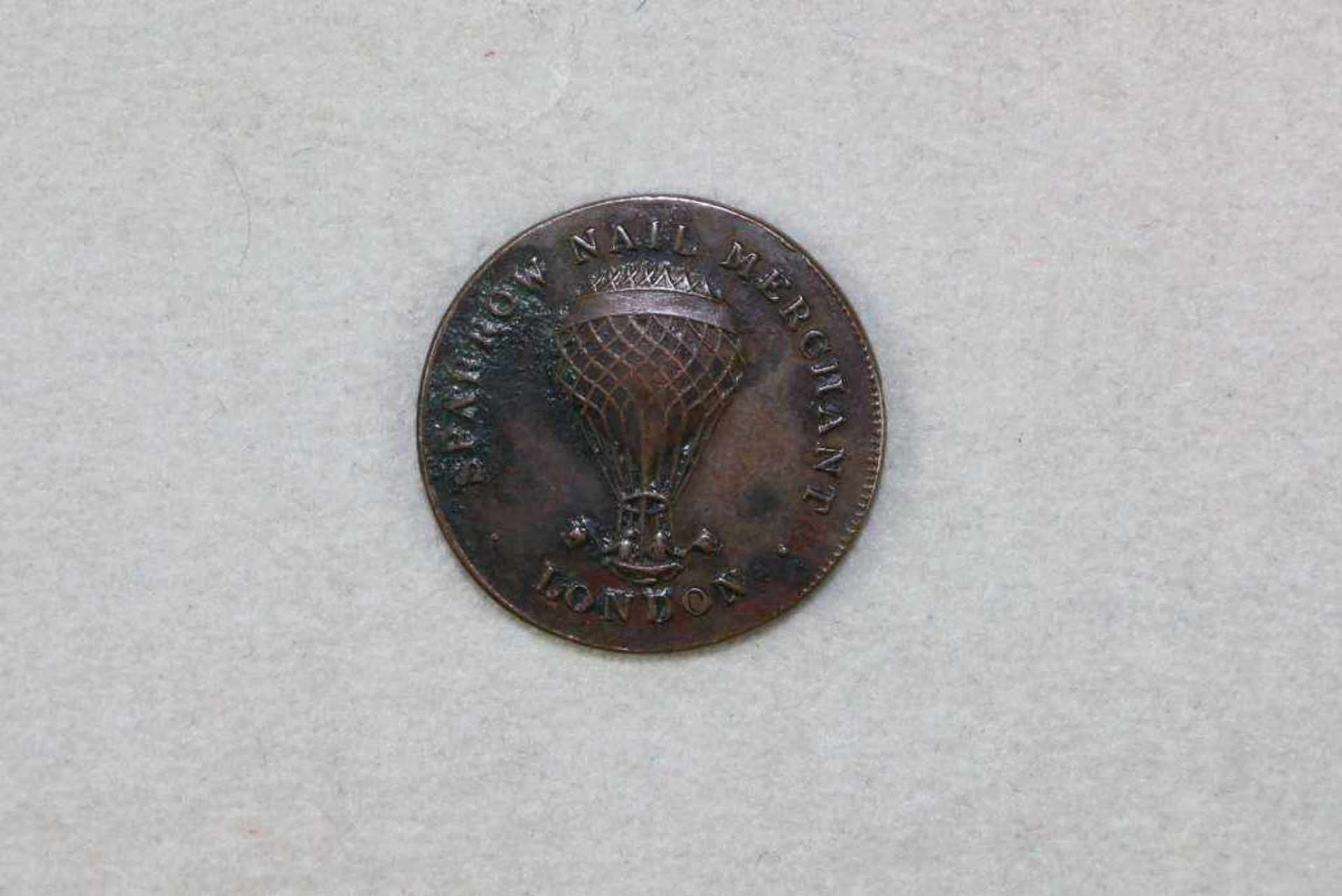 Ballonfahrt, Farthing-Token 1826 des Londoner Eisenwarenhändlers Isaac Earlysman Sparrow, Ballon mit - Bild 2 aus 2