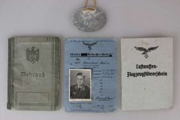Wehrpass, Luftwaffen-Flugzeugführerschein, Beobachterschein sowie die Erkennungsmarke des Majors