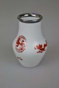 Meissen, kleine tiefbauchige Vase, Dekor roter Drache mit 835er Silbermontur. Erste Wahl, blaue