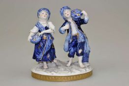 Älteste Volkstedter Porzellanmanufaktur, Figurenpaar jeweils einen Blumenkorb tragend, auf ovalem
