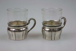Ein Paar silberne Glashalter mit Henkeln, gestempelt 800 Halbmond und Krone. Gesamtgewicht 123 g.