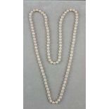 Endlos Perlenkette aus Akoya-Zuchtperlen, Gesamtlänge 96 cm, Perlendurchmesser ca. 8 mm. Sehr