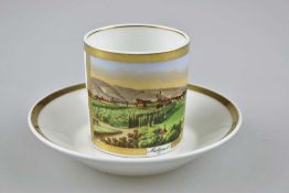 Ansichtentasse ungemarkt ca. 1850. Zylinderförmige Tasse mit Untertasse. Schauseitig goldgerahmt,